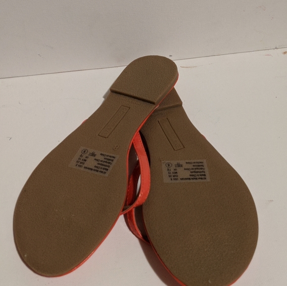 🌷American Eagle flip flops - Picture 2 of 3